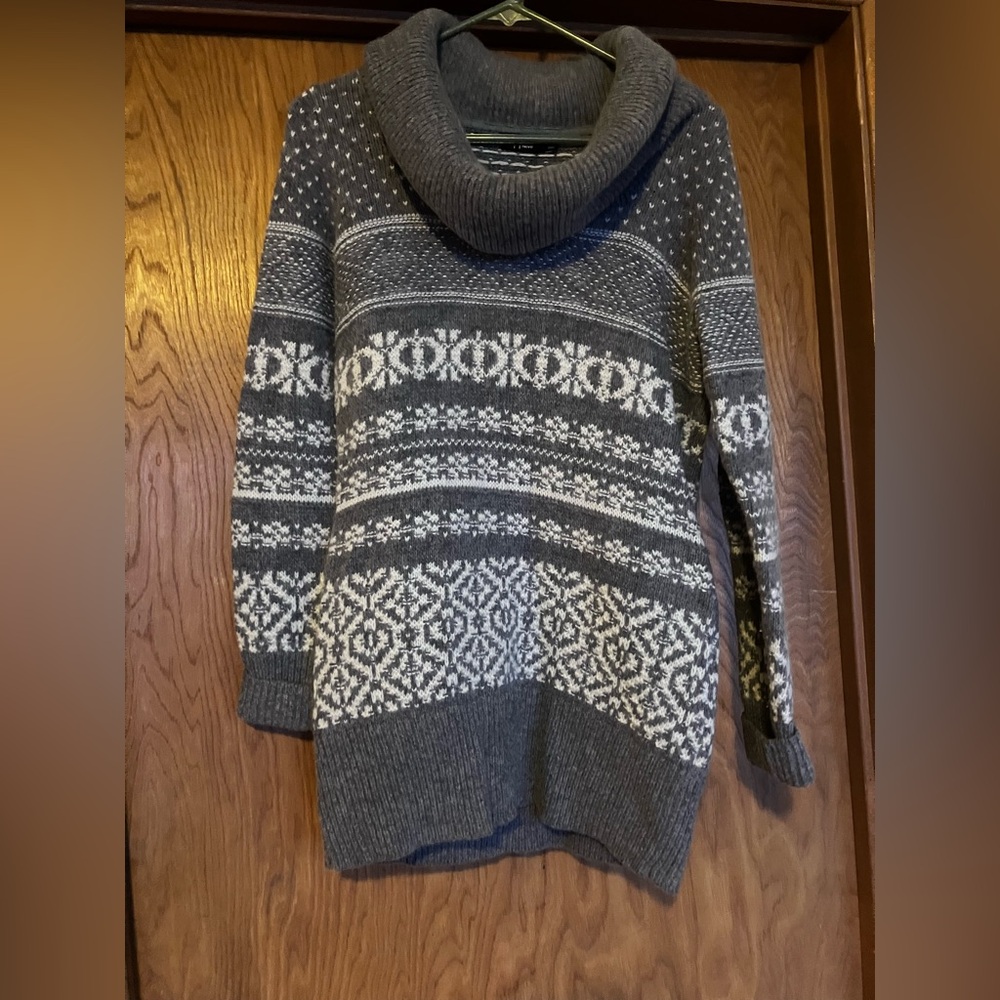 Beautiful Neve tunic length fair isle wool sweater, size M